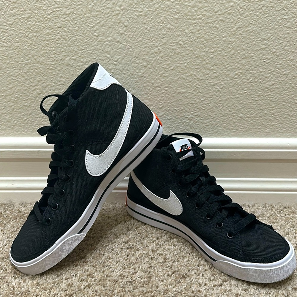 Nike
Women's Court Legacy Mid Canvas Sneaker